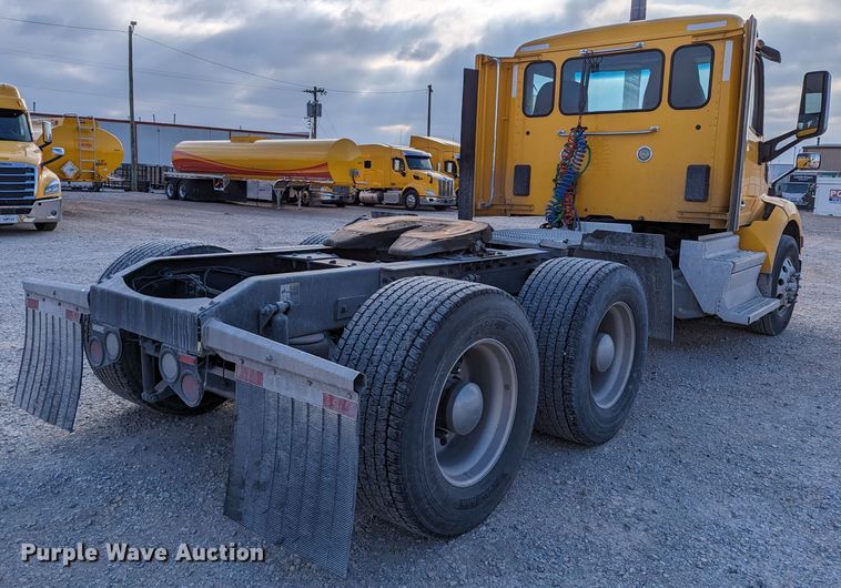 image for item LP9149 2019 Peterbilt 579 semi truck