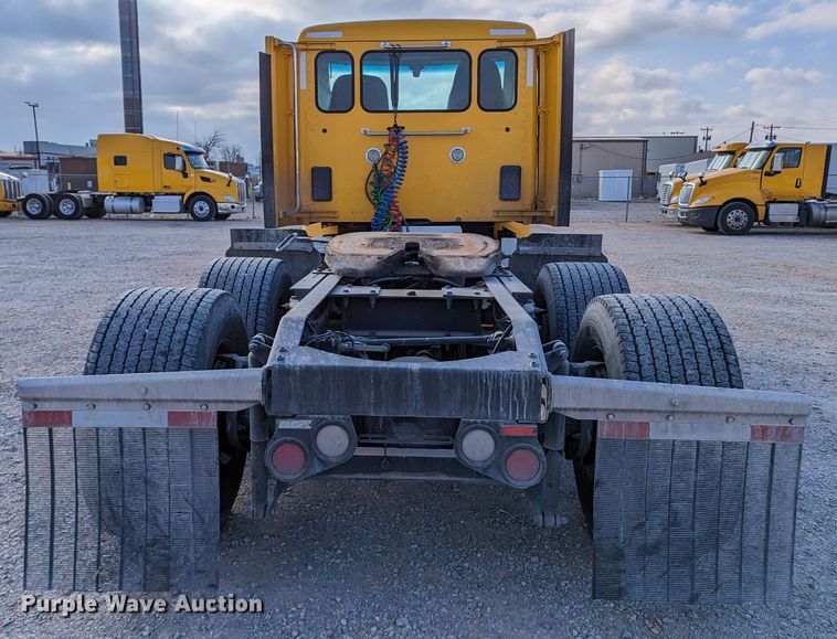 image for item LP9149 2019 Peterbilt 579 semi truck