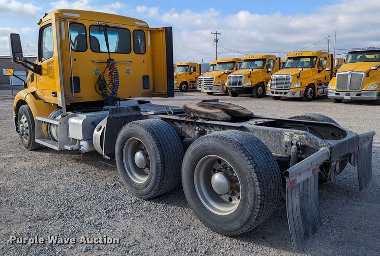 image for item LP9149 2019 Peterbilt 579 semi truck