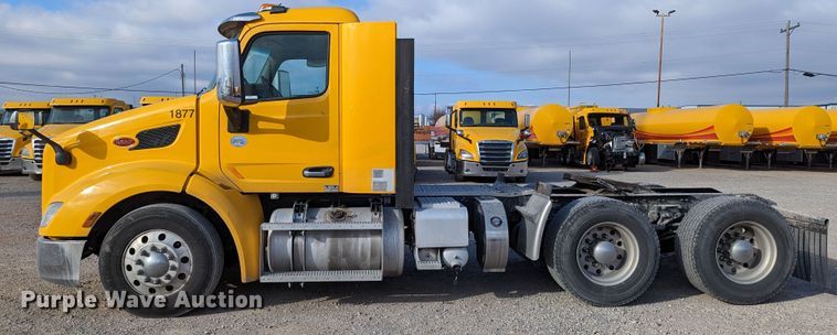 image for item LP9149 2019 Peterbilt 579 semi truck