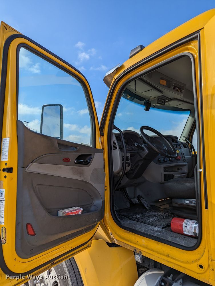image for item LP9149 2019 Peterbilt 579 semi truck