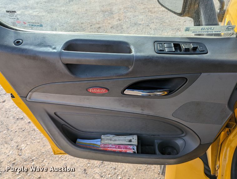 image for item LP9149 2019 Peterbilt 579 semi truck