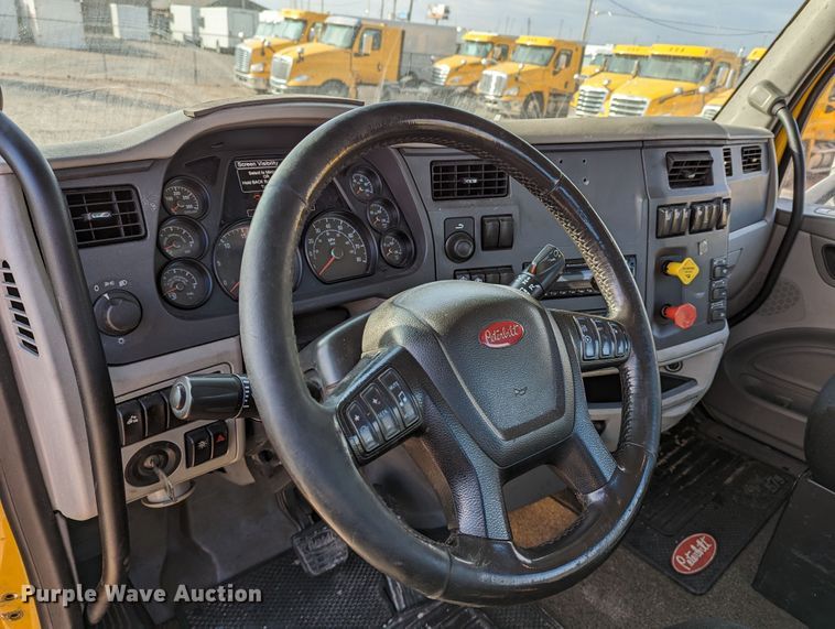 image for item LP9149 2019 Peterbilt 579 semi truck