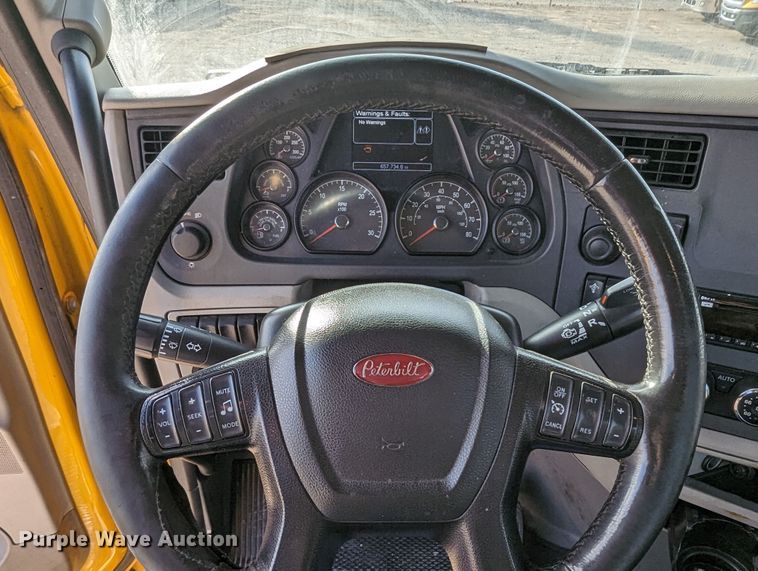 image for item LP9149 2019 Peterbilt 579 semi truck