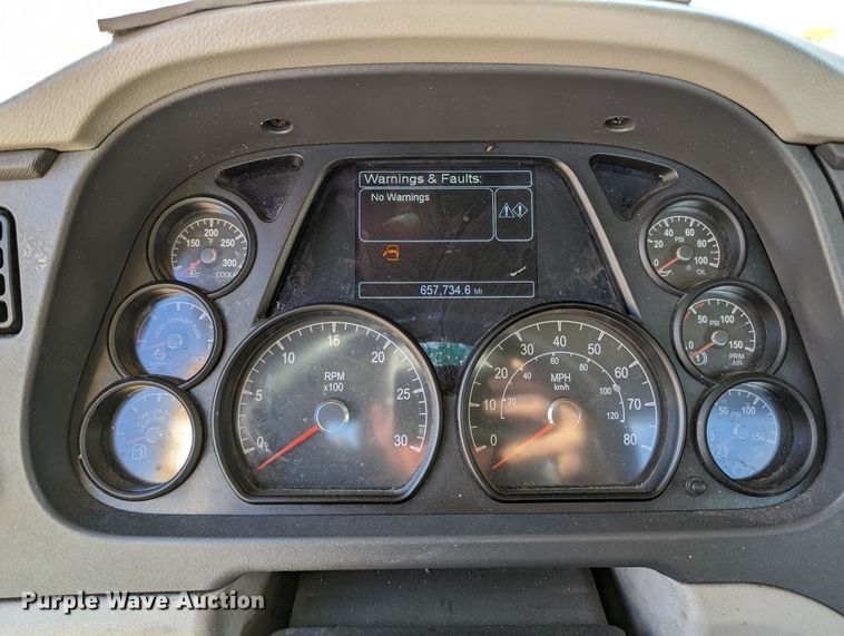 image for item LP9149 2019 Peterbilt 579 semi truck