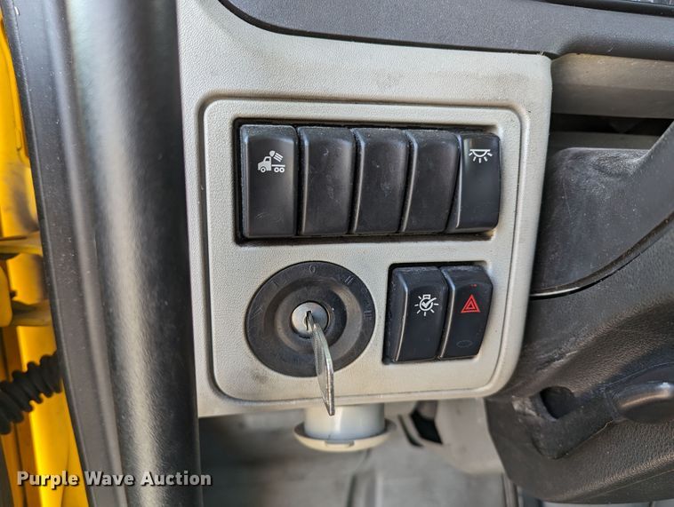 image for item LP9149 2019 Peterbilt 579 semi truck