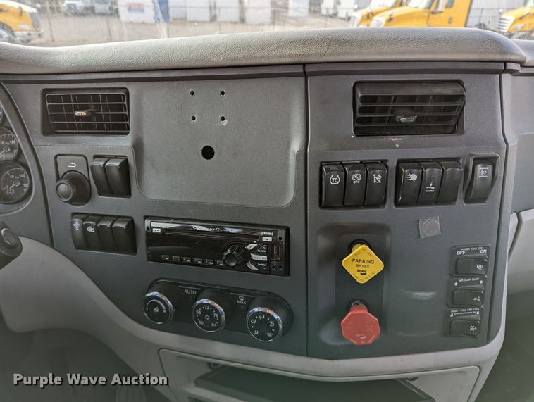 image for item LP9149 2019 Peterbilt 579 semi truck