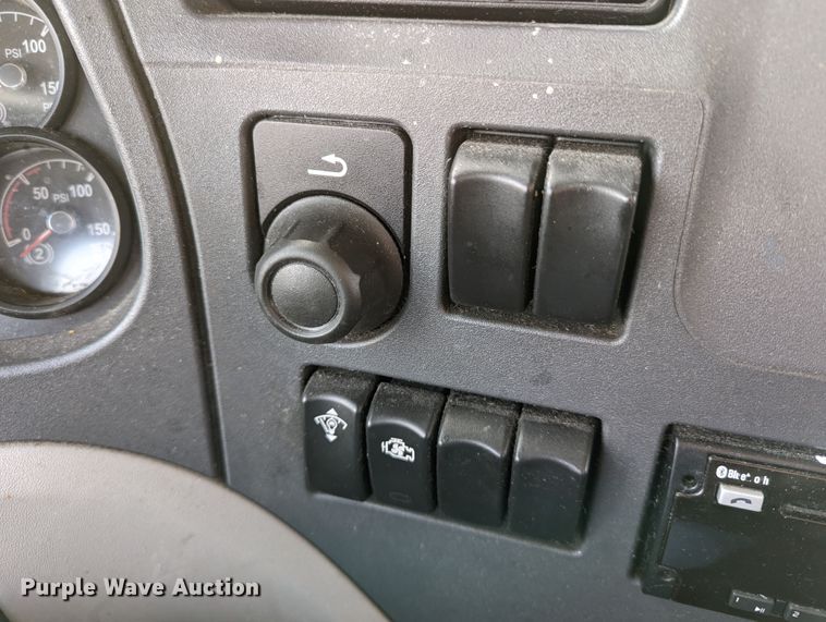 image for item LP9149 2019 Peterbilt 579 semi truck