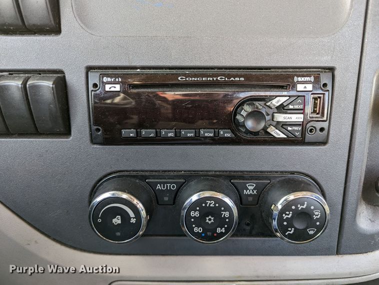 image for item LP9149 2019 Peterbilt 579 semi truck