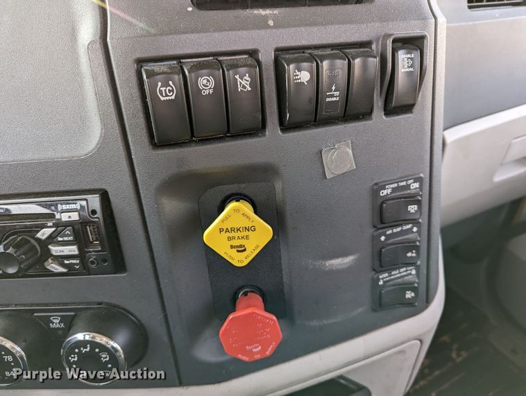 image for item LP9149 2019 Peterbilt 579 semi truck