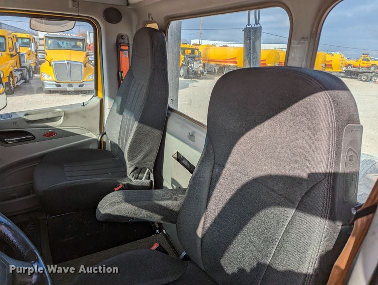 image for item LP9149 2019 Peterbilt 579 semi truck