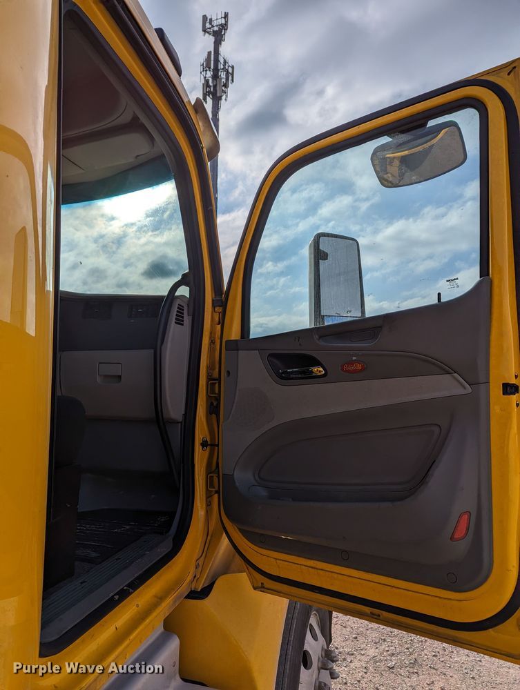 image for item LP9149 2019 Peterbilt 579 semi truck