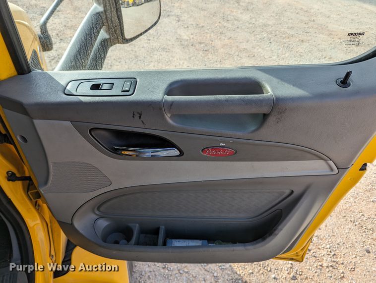 image for item LP9149 2019 Peterbilt 579 semi truck