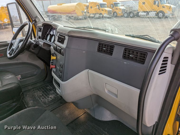 image for item LP9149 2019 Peterbilt 579 semi truck