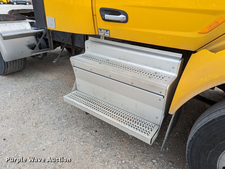 image for item LP9149 2019 Peterbilt 579 semi truck