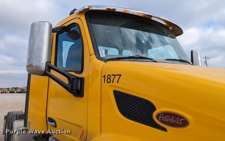 image for item LP9149 2019 Peterbilt 579 semi truck