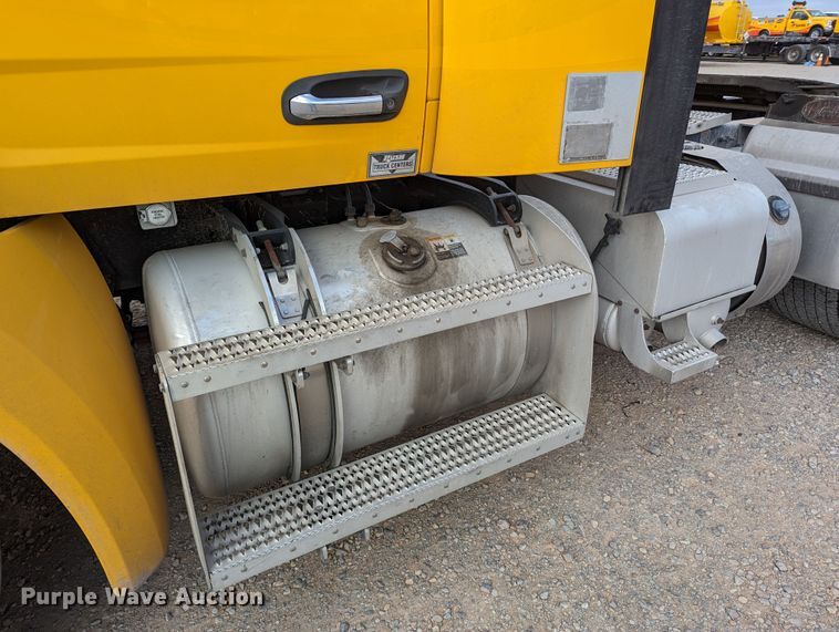 image for item LP9149 2019 Peterbilt 579 semi truck