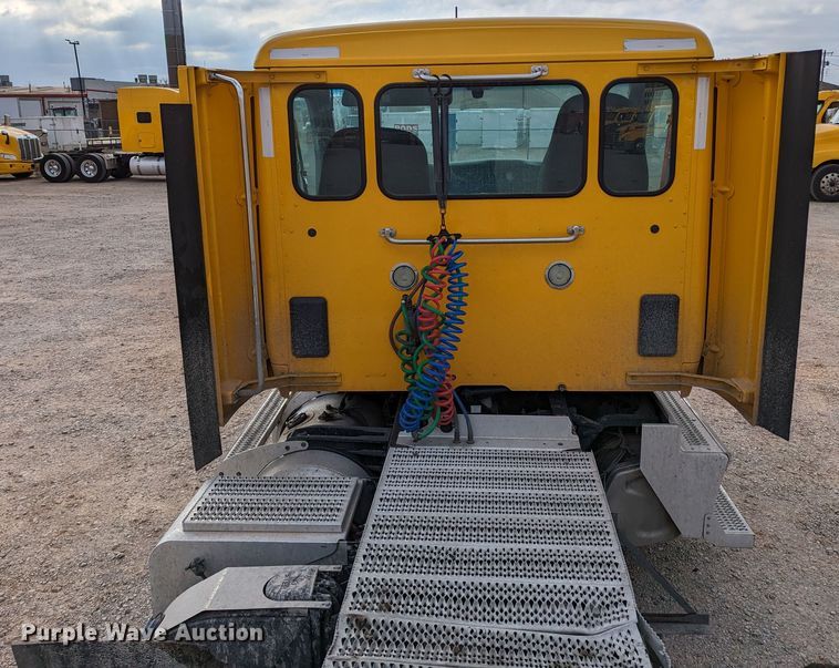 image for item LP9149 2019 Peterbilt 579 semi truck