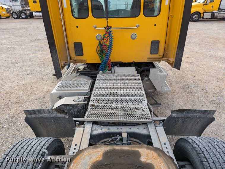 image for item LP9149 2019 Peterbilt 579 semi truck