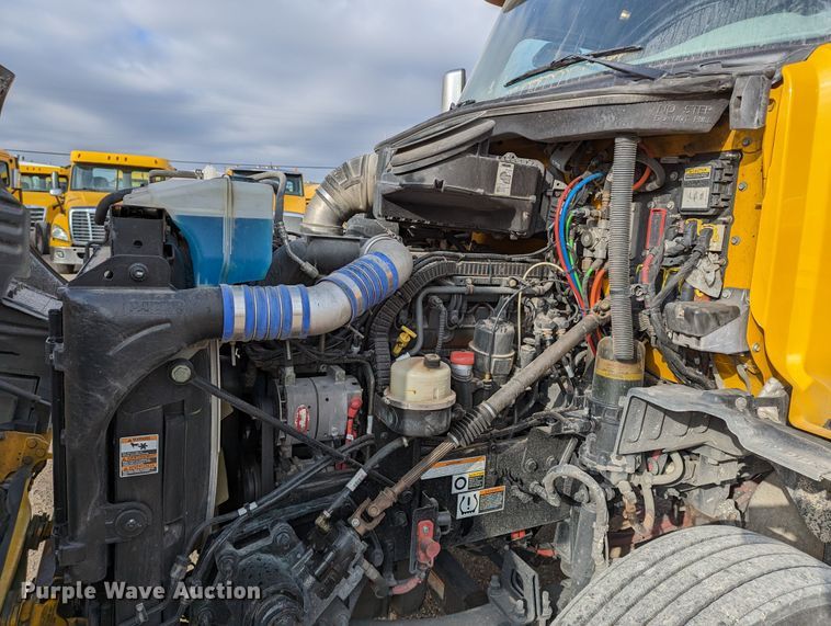 image for item LP9149 2019 Peterbilt 579 semi truck