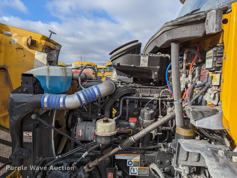 image for item LP9149 2019 Peterbilt 579 semi truck