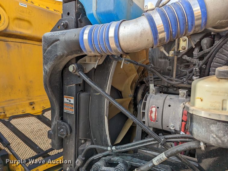 image for item LP9149 2019 Peterbilt 579 semi truck