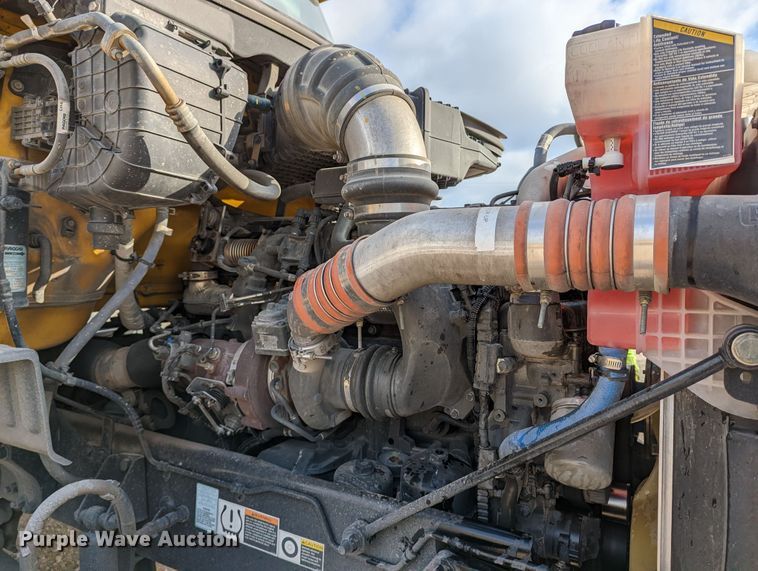 image for item LP9149 2019 Peterbilt 579 semi truck