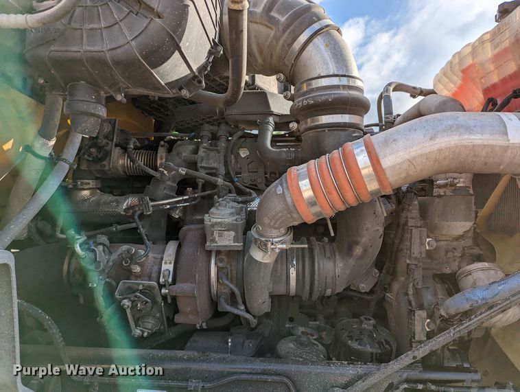 image for item LP9149 2019 Peterbilt 579 semi truck