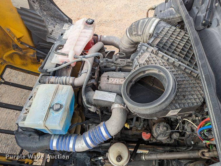 image for item LP9149 2019 Peterbilt 579 semi truck