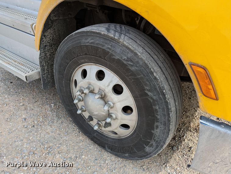 image for item LP9149 2019 Peterbilt 579 semi truck