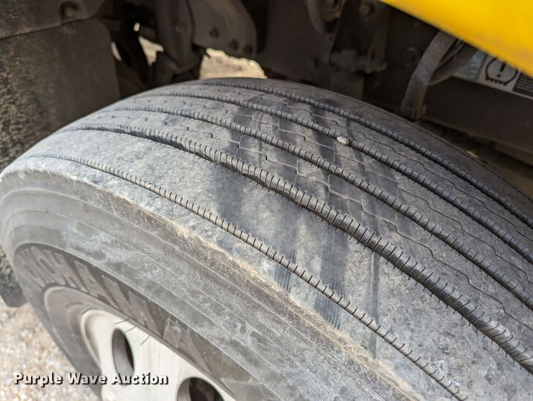 image for item LP9149 2019 Peterbilt 579 semi truck