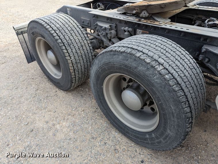 image for item LP9149 2019 Peterbilt 579 semi truck