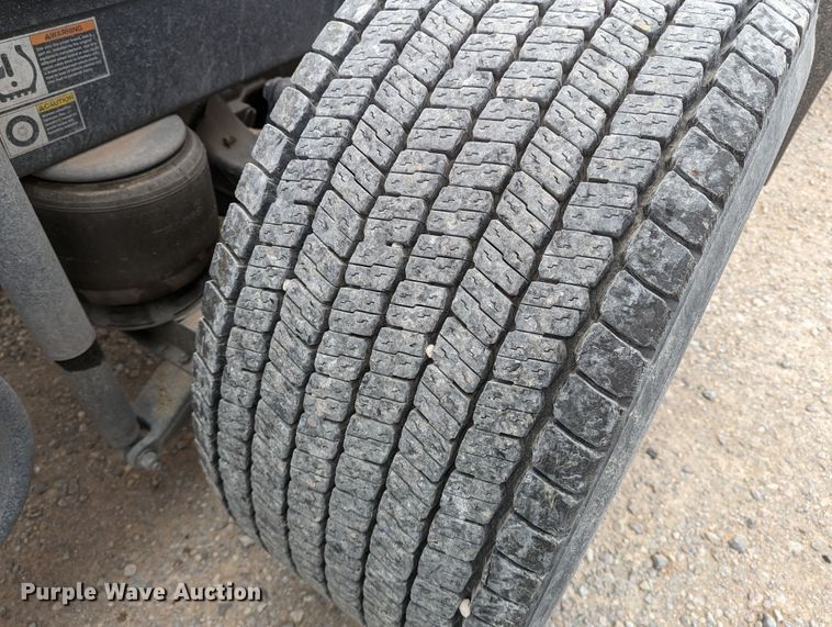 image for item LP9149 2019 Peterbilt 579 semi truck