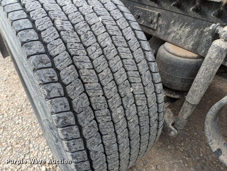 image for item LP9149 2019 Peterbilt 579 semi truck