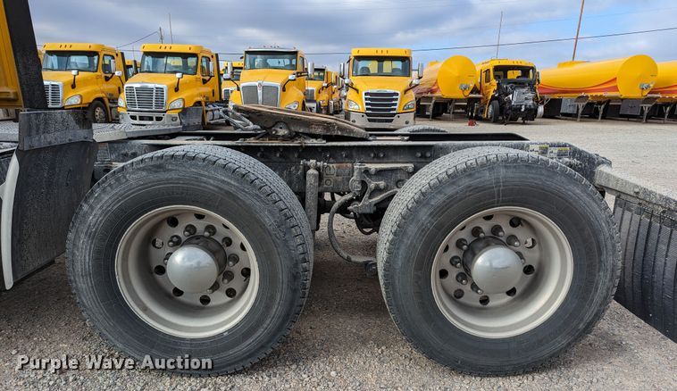 image for item LP9149 2019 Peterbilt 579 semi truck