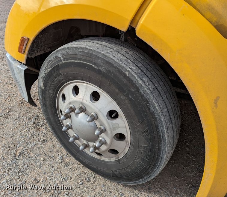 image for item LP9149 2019 Peterbilt 579 semi truck