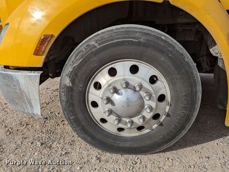 image for item LP9149 2019 Peterbilt 579 semi truck