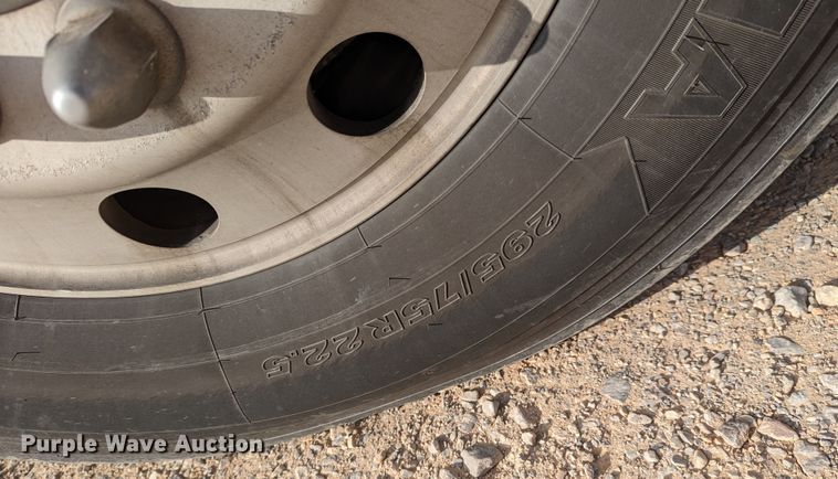 image for item LP9149 2019 Peterbilt 579 semi truck