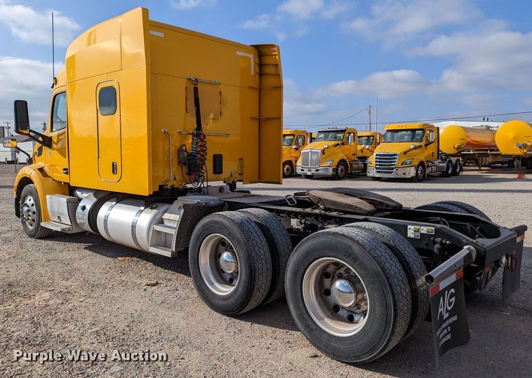 image for item LP9150 2017 Peterbilt 579 semi truck