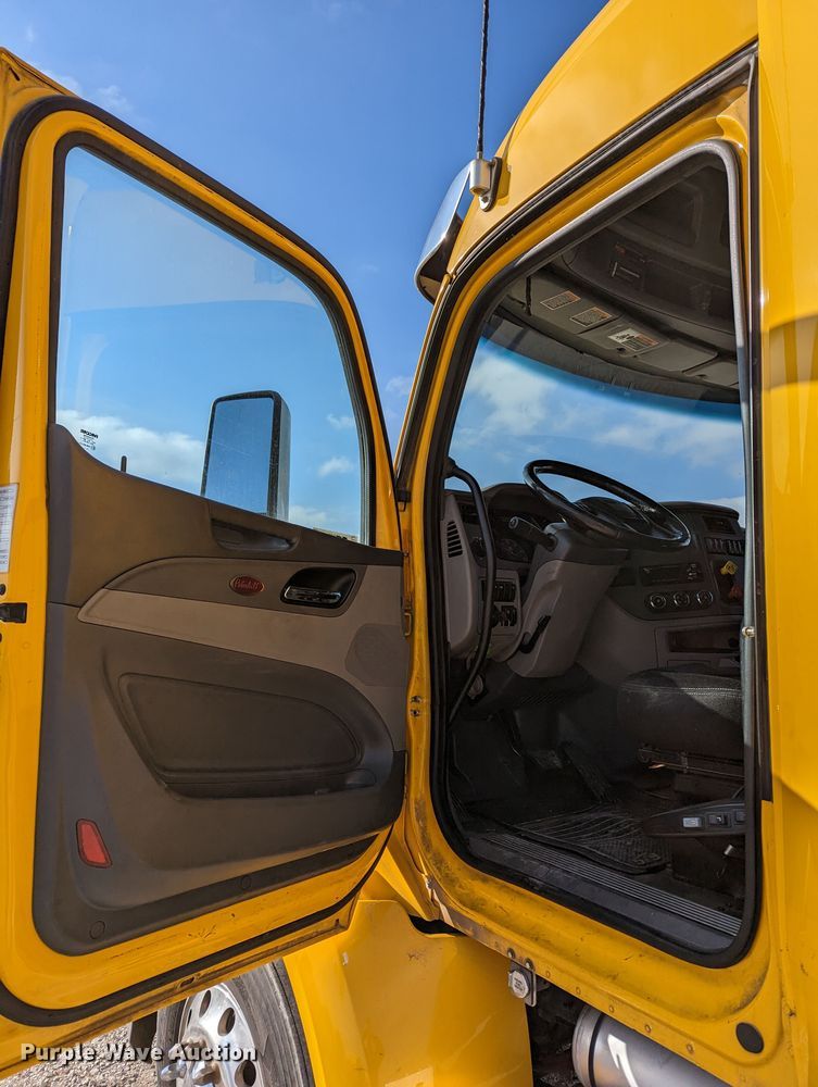 image for item LP9150 2017 Peterbilt 579 semi truck