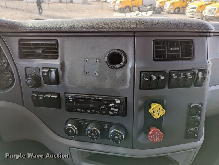 image for item LP9150 2017 Peterbilt 579 semi truck