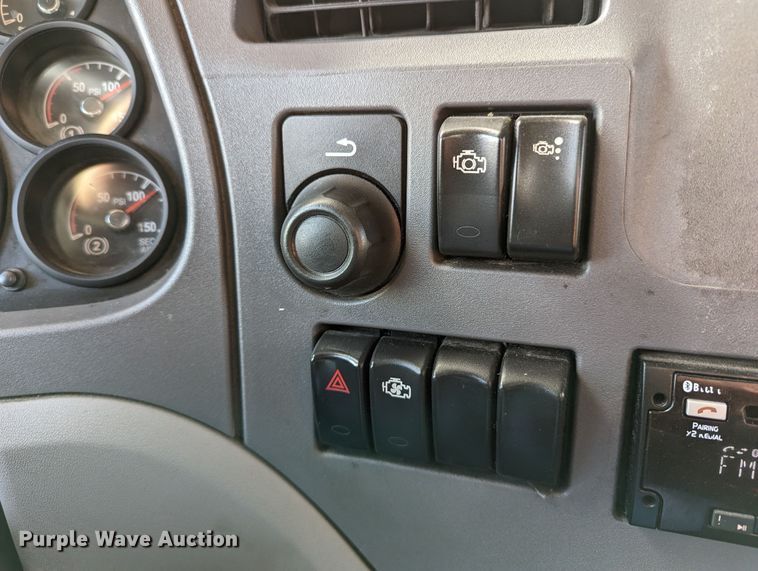 image for item LP9150 2017 Peterbilt 579 semi truck