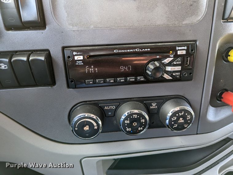 image for item LP9150 2017 Peterbilt 579 semi truck