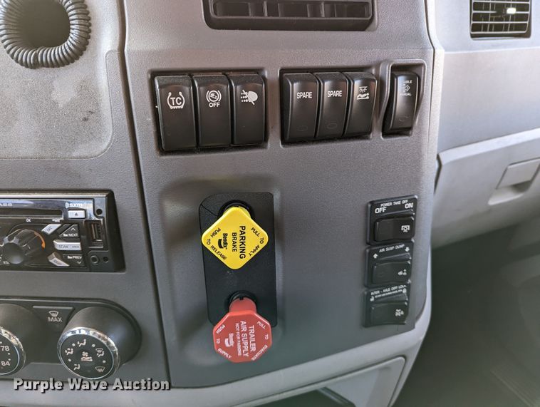 image for item LP9150 2017 Peterbilt 579 semi truck