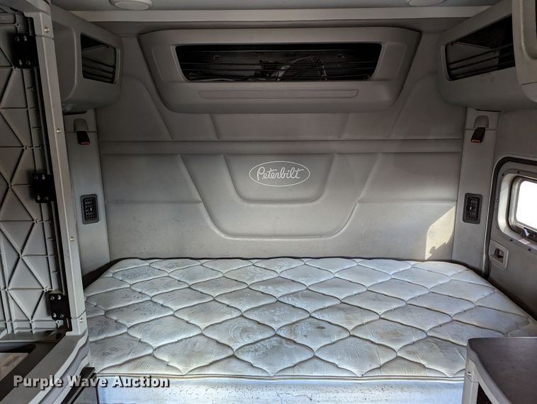 image for item LP9150 2017 Peterbilt 579 semi truck