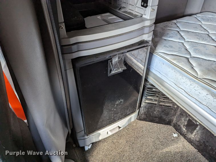 image for item LP9150 2017 Peterbilt 579 semi truck