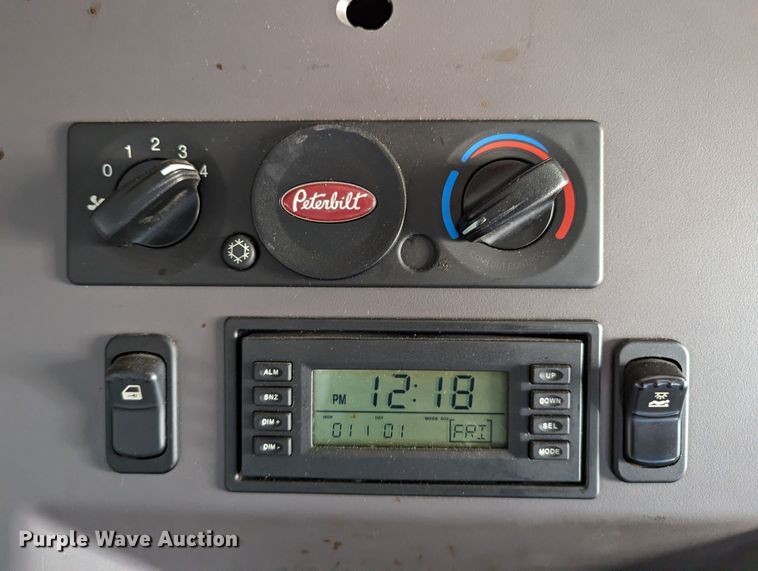 image for item LP9150 2017 Peterbilt 579 semi truck