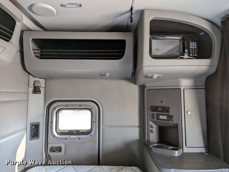 image for item LP9150 2017 Peterbilt 579 semi truck