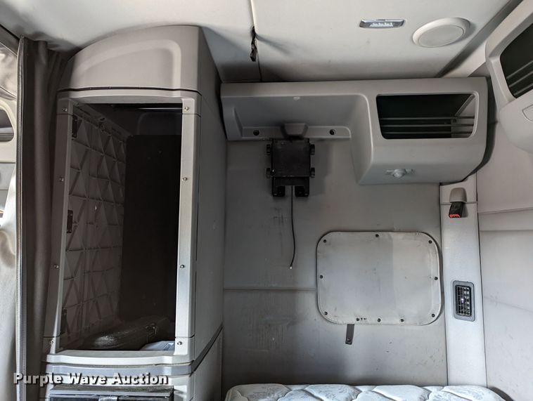 image for item LP9150 2017 Peterbilt 579 semi truck