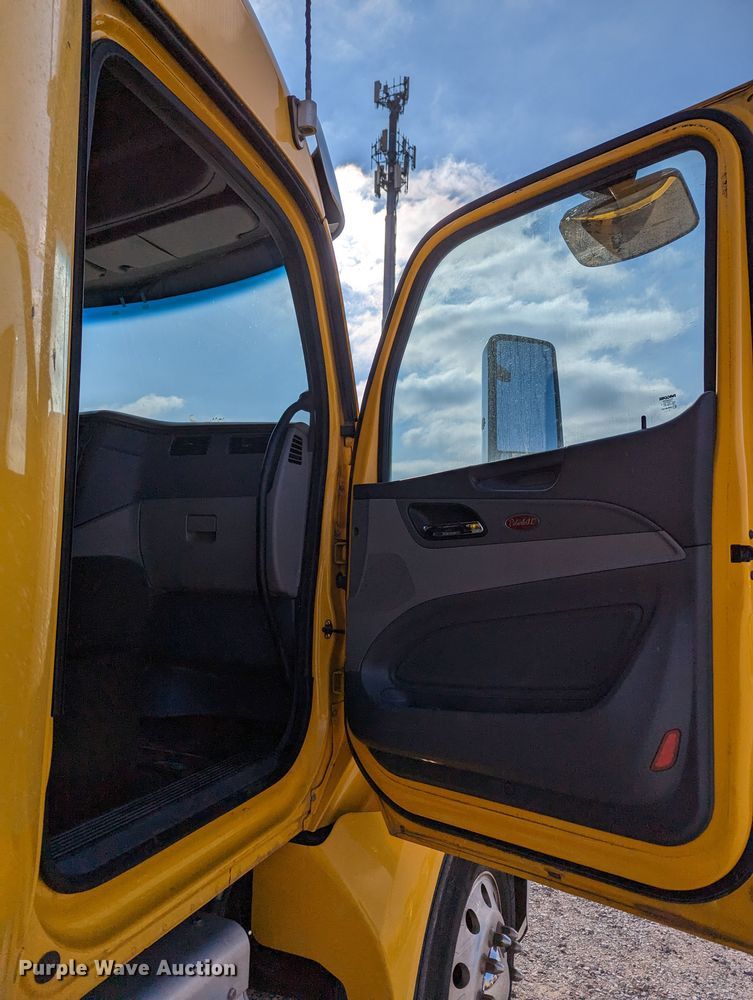 image for item LP9150 2017 Peterbilt 579 semi truck